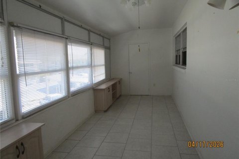 Condo in Saint Petersburg, Florida, 2 bedrooms № 2206105 - photo 23