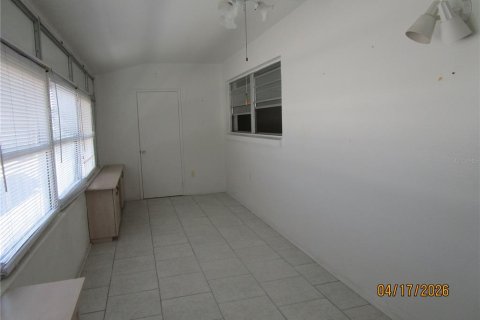 Condo in Saint Petersburg, Florida, 2 bedrooms № 2206105 - photo 22