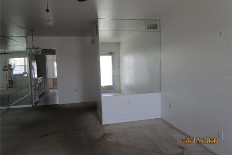 Condo in Saint Petersburg, Florida, 2 bedrooms № 2206105 - photo 3
