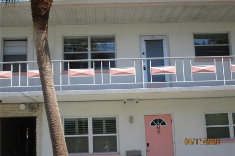 Condo in Saint Petersburg, Florida, 2 bedrooms № 2206105 - photo 2