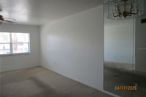 Condo in Saint Petersburg, Florida, 2 bedrooms № 2206105 - photo 11