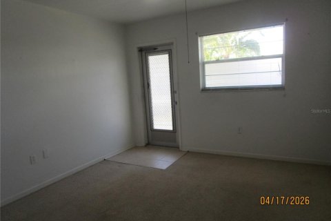 Condo in Saint Petersburg, Florida, 2 bedrooms № 2206105 - photo 15