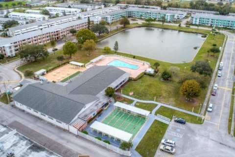 Condo in Saint Petersburg, Florida, 2 bedrooms № 2206105 - photo 24
