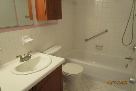Condo in Saint Petersburg, Florida, 2 bedrooms № 2206105 - photo 10
