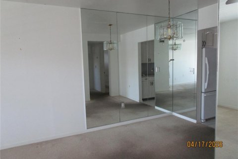 Condo in Saint Petersburg, Florida, 2 bedrooms № 2206105 - photo 4