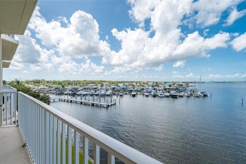 Condo in Saint Petersburg, Florida, 1 bedroom  № 1720871 - photo 18