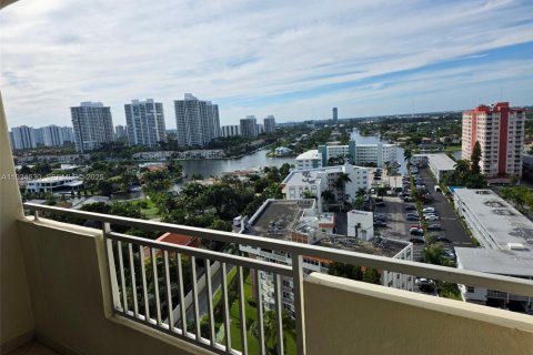 Снять в аренду кондоминиум в Халландейл-Бич, Флорида 1 спальня, 68.84м2, № 1993261 - фото 4