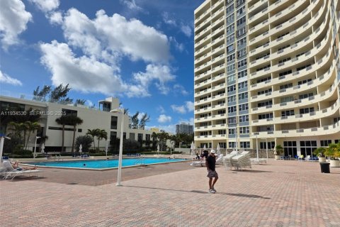 Снять в аренду кондоминиум в Халландейл-Бич, Флорида 1 спальня, 68.84м2, № 1993261 - фото 8