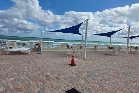 Снять в аренду кондоминиум в Халландейл-Бич, Флорида 1 спальня, 68.84м2, № 1993261 - фото 2