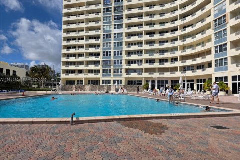 Кондоминиум с 1 спальней в Халландейл-Бич, Флорида № 1993261