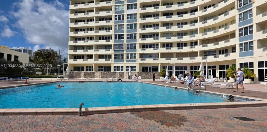 Кондоминиум с 1 спальней в Халландейл-Бич, Флорида № 1993261