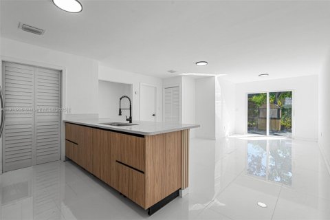 Townhouse in Miami Gardens, Florida 3 bedrooms, 107.02 sq.m. № 1973977 - photo 5