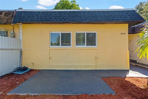 Townhouse in Miami Gardens, Florida 3 bedrooms, 107.02 sq.m. № 1973977 - photo 3