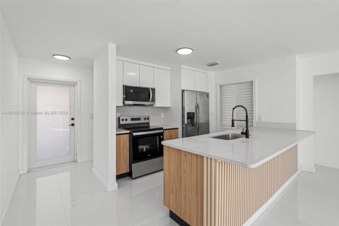 Townhouse in Miami Gardens, Florida 3 bedrooms, 107.02 sq.m. № 1973977 - photo 12