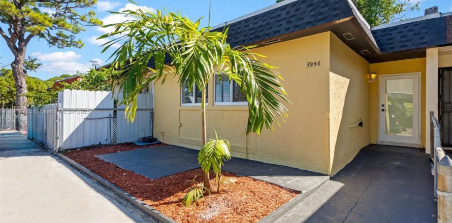 Townhouse in Miami Gardens, Florida 3 bedrooms, 107.02 sq.m. № 1973977