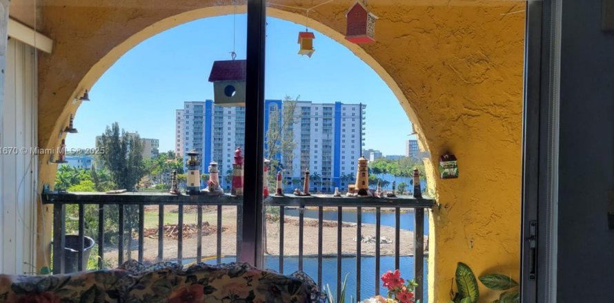 Кондоминиум с 1 спальней в Майами, Флорида № 1958813