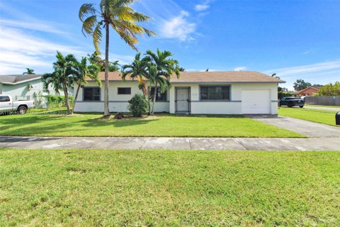 House in Homestead, Florida 3 bedrooms, 120.22 sq.m. № 1954824 - photo 1