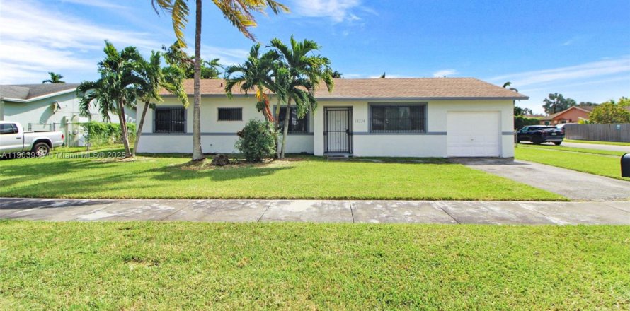 House in Homestead, Florida 3 bedrooms, 120.22 sq.m. № 1954824