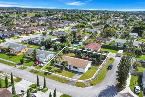 House in Homestead, Florida 3 bedrooms, 120.22 sq.m. № 1954824 - photo 7