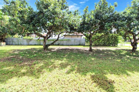 House in Homestead, Florida 3 bedrooms, 120.22 sq.m. № 1954824 - photo 14