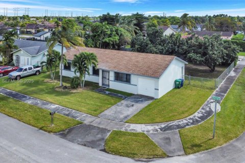 House in Homestead, Florida 3 bedrooms, 120.22 sq.m. № 1954824 - photo 13