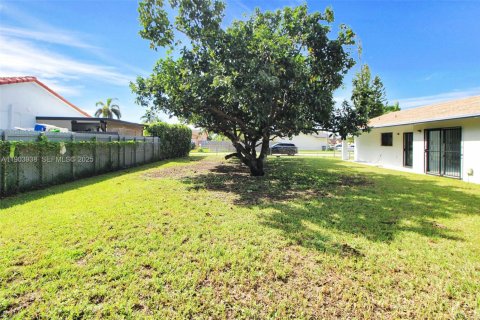House in Homestead, Florida 3 bedrooms, 120.22 sq.m. № 1954824 - photo 15