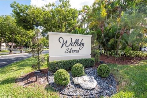 Condo in Sunrise, Florida, 2 bedrooms  № 2401267 - photo 25