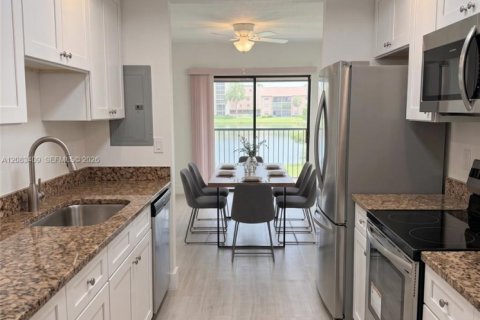 Condo in Sunrise, Florida, 2 bedrooms  № 2401267 - photo 6