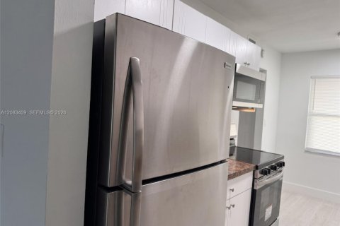 Condo in Sunrise, Florida, 2 bedrooms  № 2401267 - photo 8