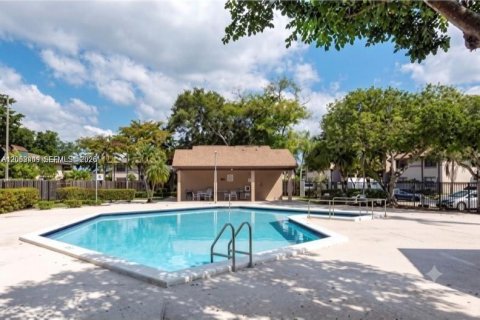 Condo in Sunrise, Florida, 2 bedrooms  № 2401267 - photo 26