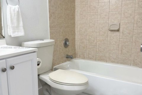 Condo in Sunrise, Florida, 2 bedrooms  № 2401267 - photo 23