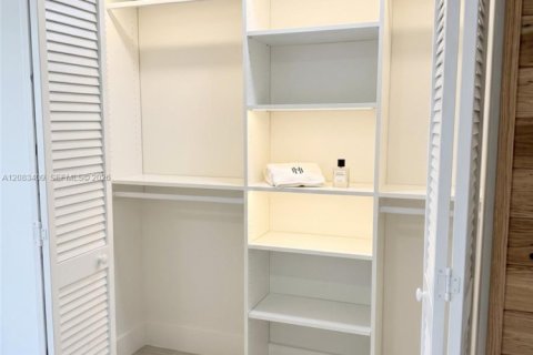 Condo in Sunrise, Florida, 2 bedrooms  № 2401267 - photo 22