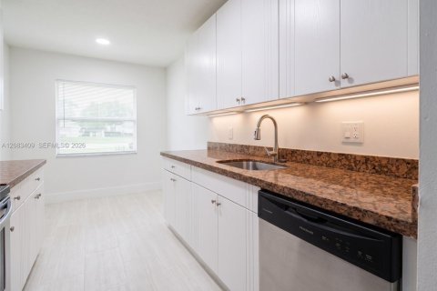 Condo in Sunrise, Florida, 2 bedrooms  № 2401267 - photo 7