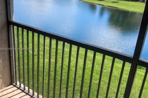 Condo in Sunrise, Florida, 2 bedrooms  № 2401267 - photo 16