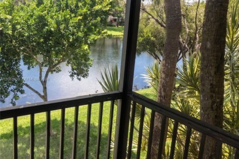 Condo in Sunrise, Florida, 2 bedrooms  № 2401267 - photo 15