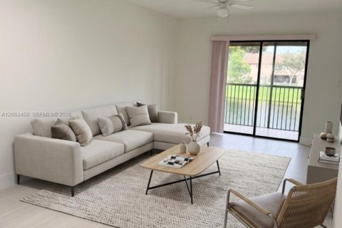 Condo in Sunrise, Florida, 2 bedrooms  № 2401267 - photo 12