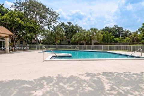 Condo in Sunrise, Florida, 2 bedrooms  № 2401267 - photo 27