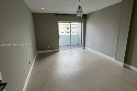 Condominio en venta en North Miami Beach, Florida, 1 dormitorio, 60.57 m2 № 2089072 - foto 2
