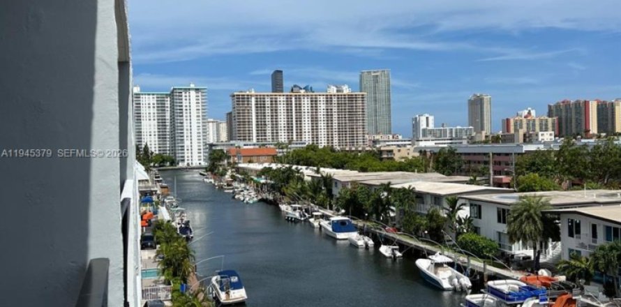 Condominio en North Miami Beach, Florida, 1 dormitorio  № 2089072