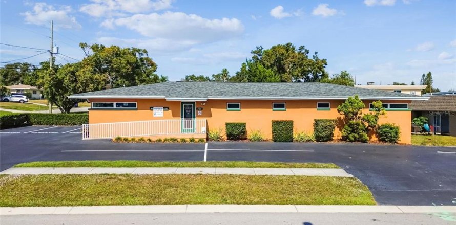 Commercial property in Clearwater, Florida 191.29 sq.m. № 2226602