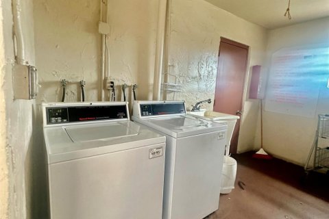 Condo in Palm Springs, Florida, 1 bedroom  № 1159470 - photo 1