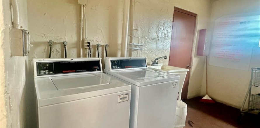 Condo in Palm Springs, Florida, 1 bedroom № 1159470