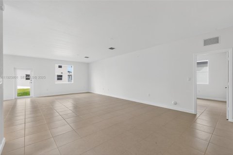 House in Miami, Florida 5 bedrooms № 1982137 - photo 12