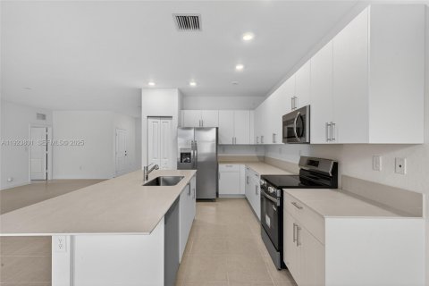 House in Miami, Florida 5 bedrooms № 1982137 - photo 24