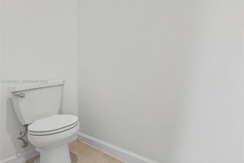 House in Miami, Florida 5 bedrooms № 1982137 - photo 20