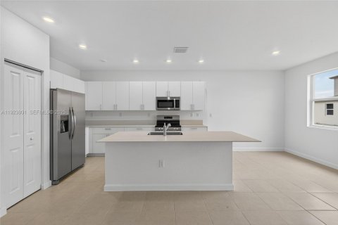 House in Miami, Florida 5 bedrooms № 1982137 - photo 2