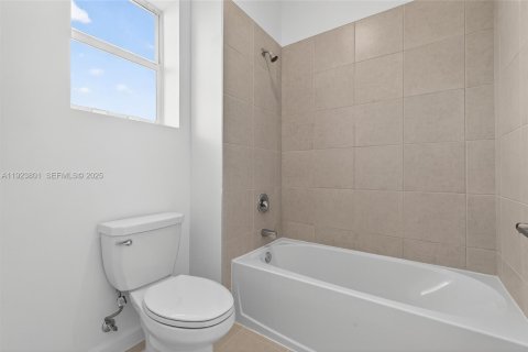 House in Miami, Florida 5 bedrooms № 1982137 - photo 18