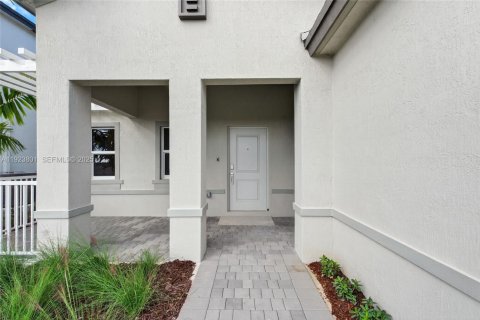 House in Miami, Florida 5 bedrooms № 1982137 - photo 3