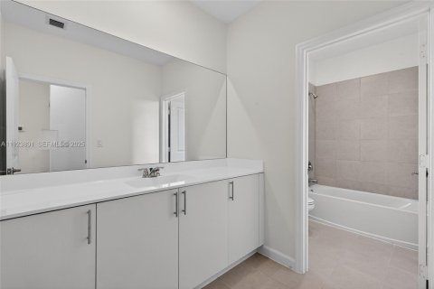 House in Miami, Florida 5 bedrooms № 1982137 - photo 17