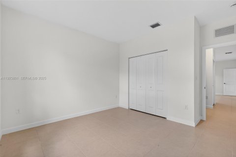 House in Miami, Florida 5 bedrooms № 1982137 - photo 16